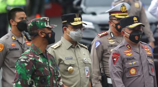 Aksi Anies Baswedan Jajal Motor Polisi saat Apel Operasi Zebra Jaya 2021