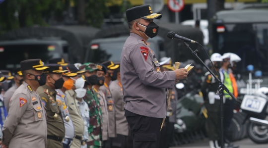 Aksi Anies Baswedan Jajal Motor Polisi saat Apel Operasi Zebra Jaya 2021