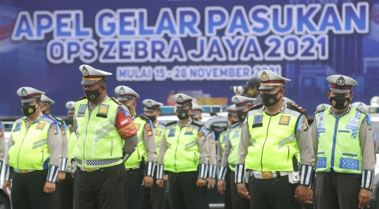 Aksi Anies Baswedan Jajal Motor Polisi saat Apel Operasi Zebra Jaya 2021