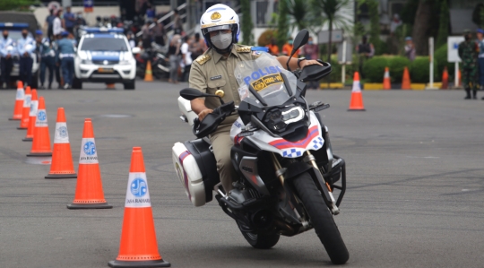 Aksi Anies Baswedan Jajal Motor Polisi saat Apel Operasi Zebra Jaya 2021