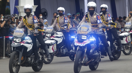 Aksi Anies Baswedan Jajal Motor Polisi saat Apel Operasi Zebra Jaya 2021