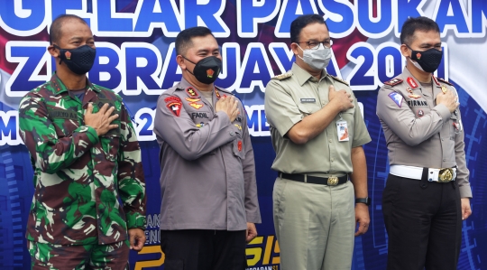 Aksi Anies Baswedan Jajal Motor Polisi saat Apel Operasi Zebra Jaya 2021