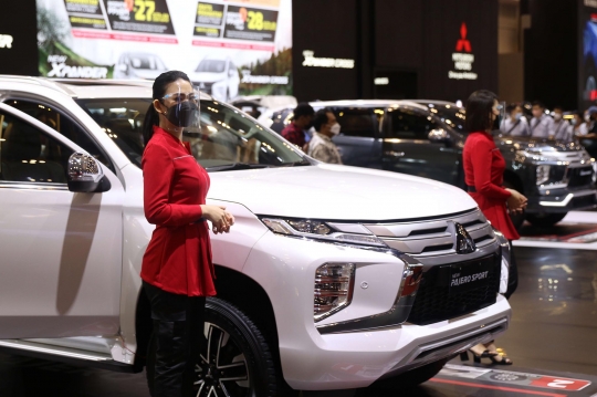 Gaya SPG Cantik Warnai GIIAS 2021