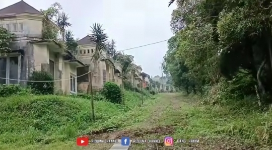 Puluhan Rumah Mewah Terbengkalai 15 Tahun, Bule Asal Belanda Pilih Tinggal Menyendiri