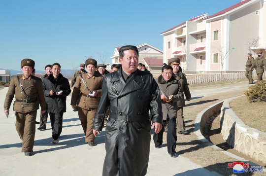 Semringah Kim Jong-un Tinjau Pembangunan Kota Baru