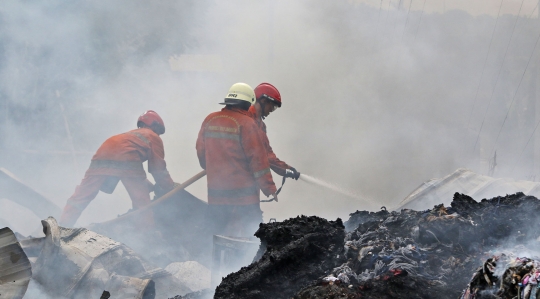 Kebakaran Pabrik Penggilingan Kapas di Pasar Rebo