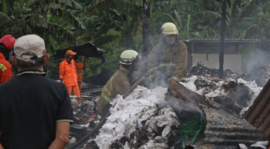 Kebakaran Pabrik Penggilingan Kapas di Pasar Rebo