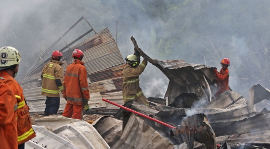 Kebakaran Pabrik Penggilingan Kapas di Pasar Rebo