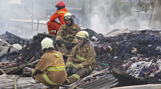 Kebakaran Pabrik Penggilingan Kapas di Pasar Rebo