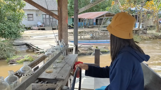 Potret Gadis Dayak Cantik, Mengemudi Getek Penyeberangan di Pedalaman Borneo