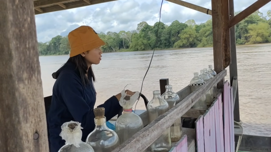 Potret Gadis Dayak Cantik, Mengemudi Getek Penyeberangan di Pedalaman Borneo