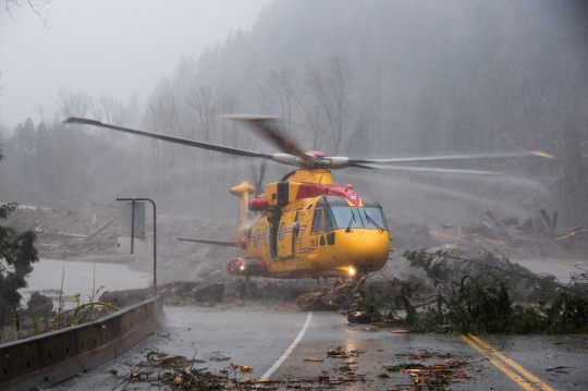 Ratusan Pengendara Terjebak Akibat Banjir dan Longsor di Kanada