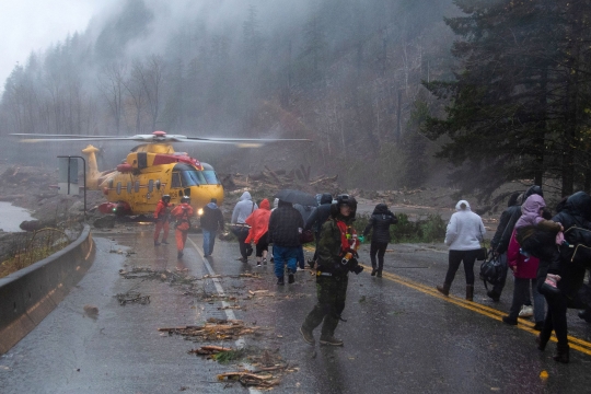 Ratusan Pengendara Terjebak Akibat Banjir dan Longsor di Kanada