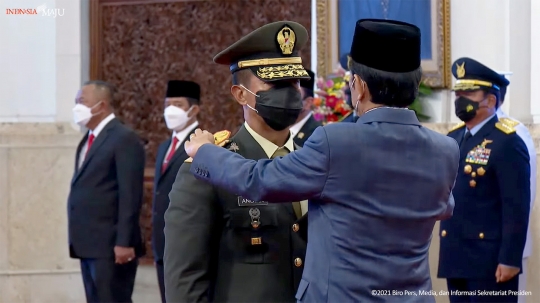 Hormat Jenderal Andika Perkasa Saat Dilantik Jokowi Jadi Panglima TNI