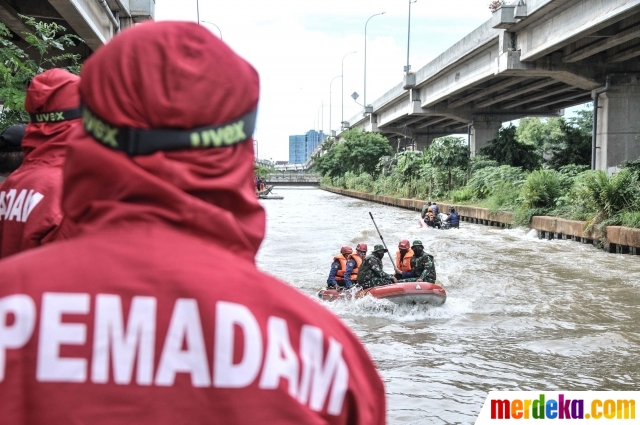 Foto  Simulasi Penanganan Banjir di Masa Pandemi Covid19  merdeka.com