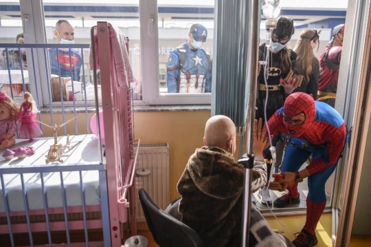 Aksi Superhero Hibur Anak-Anak Penderita Kanker
