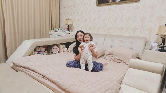 7 Potret Terbaru Baby Chloe Anak Asmirandah & Jonas Rivanno, 'Gemesin' Seperti Boneka