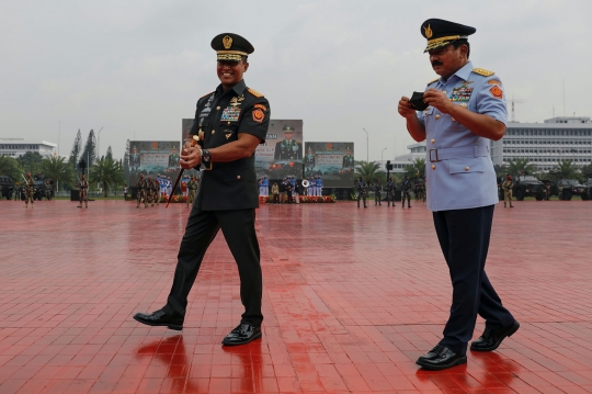 Salam Komando Jenderal Andika dan Marsekal Hadi dalam Sertijab Panglima TNI