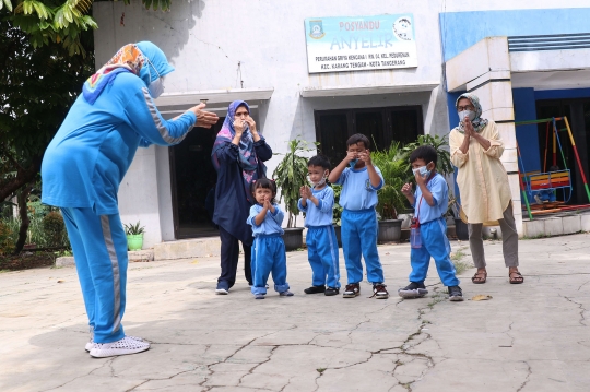 Nasib Murid PAUD di Tangerang Belajar di Teras karena Gedung Disegel Ketua RW