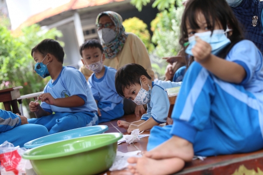 Nasib Murid PAUD di Tangerang Belajar di Teras karena Gedung Disegel Ketua RW