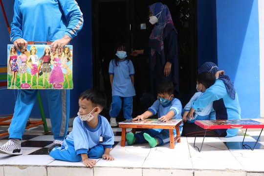 Nasib Murid PAUD di Tangerang Belajar di Teras karena Gedung Disegel Ketua RW
