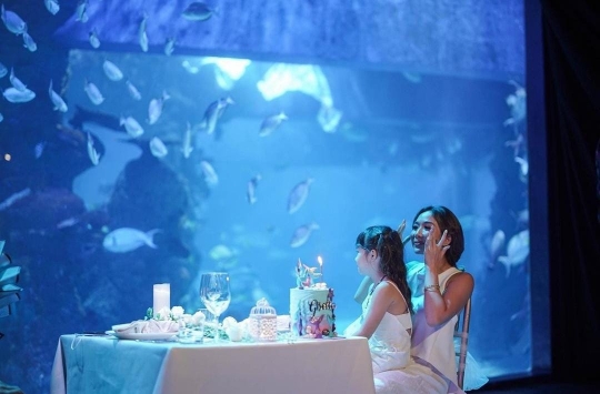5 Potret Ultah Gisel, Romantis Makan Bareng Wijin di Samping Kolam Ikan Raksasa
