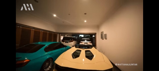 Potret Koleksi Mobil Mewah di 'Istana' Lesti dan Rizky Billar, Ada Lamborghini