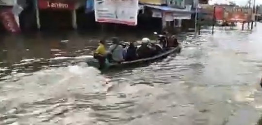 Banjir Tak Kunjung Surut, Ojek Perahu di Sintang Laris Manis, Ini Foto-fotonya