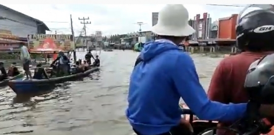 Banjir Tak Kunjung Surut, Ojek Perahu di Sintang Laris Manis, Ini Foto-fotonya