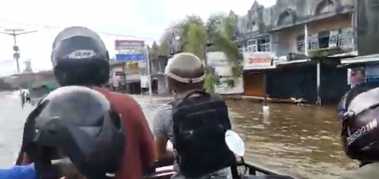 Banjir Tak Kunjung Surut, Ojek Perahu di Sintang Laris Manis, Ini Foto-fotonya