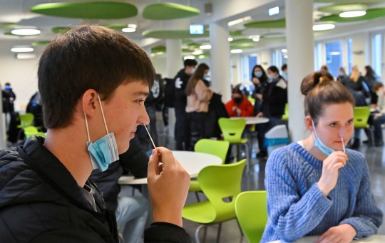 Siswa di Jerman Lakukan Tes Swab Mandiri untuk Cegah Covid-19