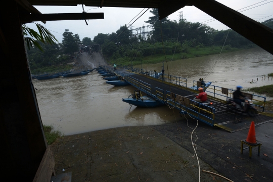 Potret Jembatan Perahu di Karawang