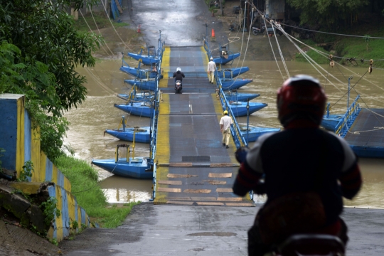 Potret Jembatan Perahu di Karawang