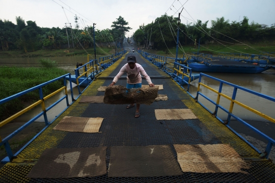 Potret Jembatan Perahu di Karawang