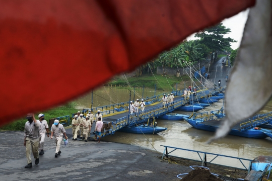 Potret Jembatan Perahu di Karawang