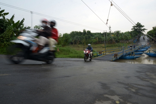 Potret Jembatan Perahu di Karawang