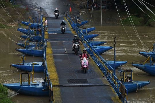 Potret Jembatan Perahu di Karawang