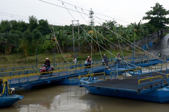 Potret Jembatan Perahu di Karawang