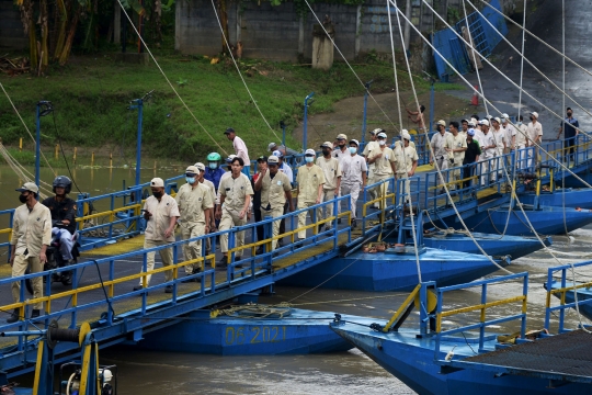 Potret Jembatan Perahu di Karawang