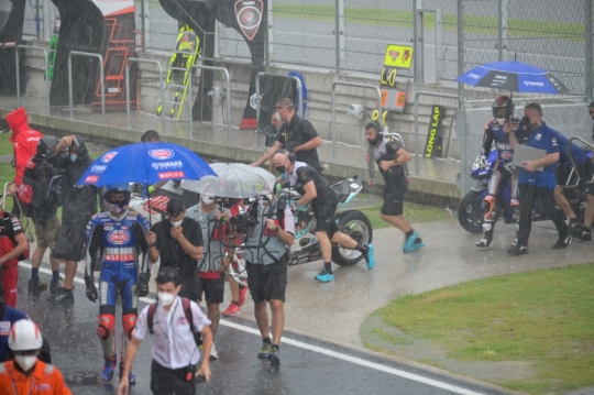 Hujan Deras Tunda Race 2 WSBK di Sirkuit Mandalika