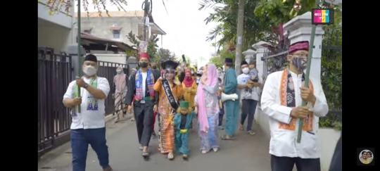 Adik Ayu Ting Ting Diarak Keliling Kampung Usai Wisuda, Pakai Musik dan Ondel-ondel