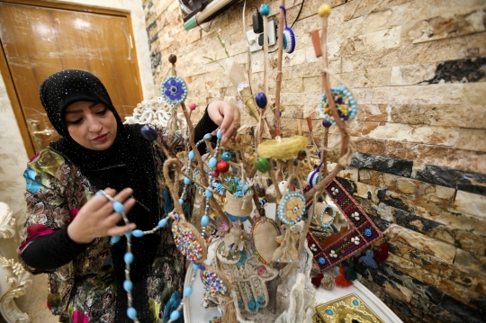 Intip Pembuatan Jimat yang Dipercaya Warga Irak Mencegah Kesialan