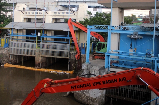 Intip Aktivitas Pemantauan Banjir di Pintu Air Manggarai