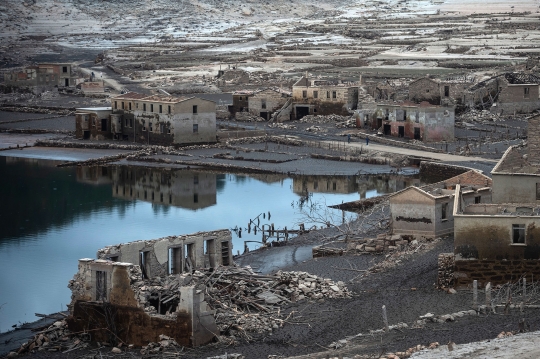 Reruntuhan Desa di Dasar Waduk Spanyol