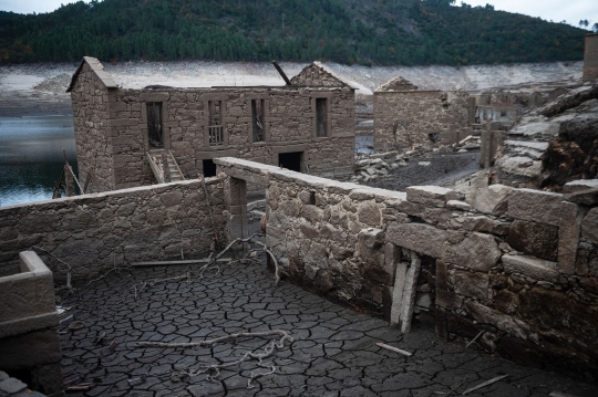 Reruntuhan Desa di Dasar Waduk Spanyol