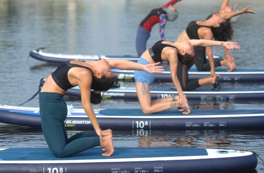 Stand Up Paddle Yoga yang Kembali Ngetren