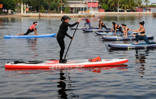 Stand Up Paddle Yoga yang Kembali Ngetren