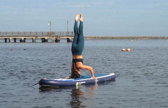 Stand Up Paddle Yoga yang Kembali Ngetren