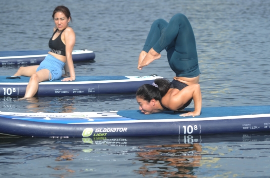 Stand Up Paddle Yoga yang Kembali Ngetren