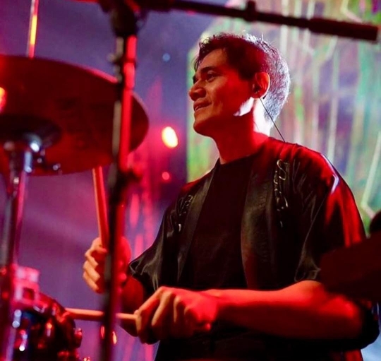 Ganteng dan Awet Muda di Usia 50 Tahun, Ini 5 Potret Tyo Nugros Eks Drummer Dewa 19